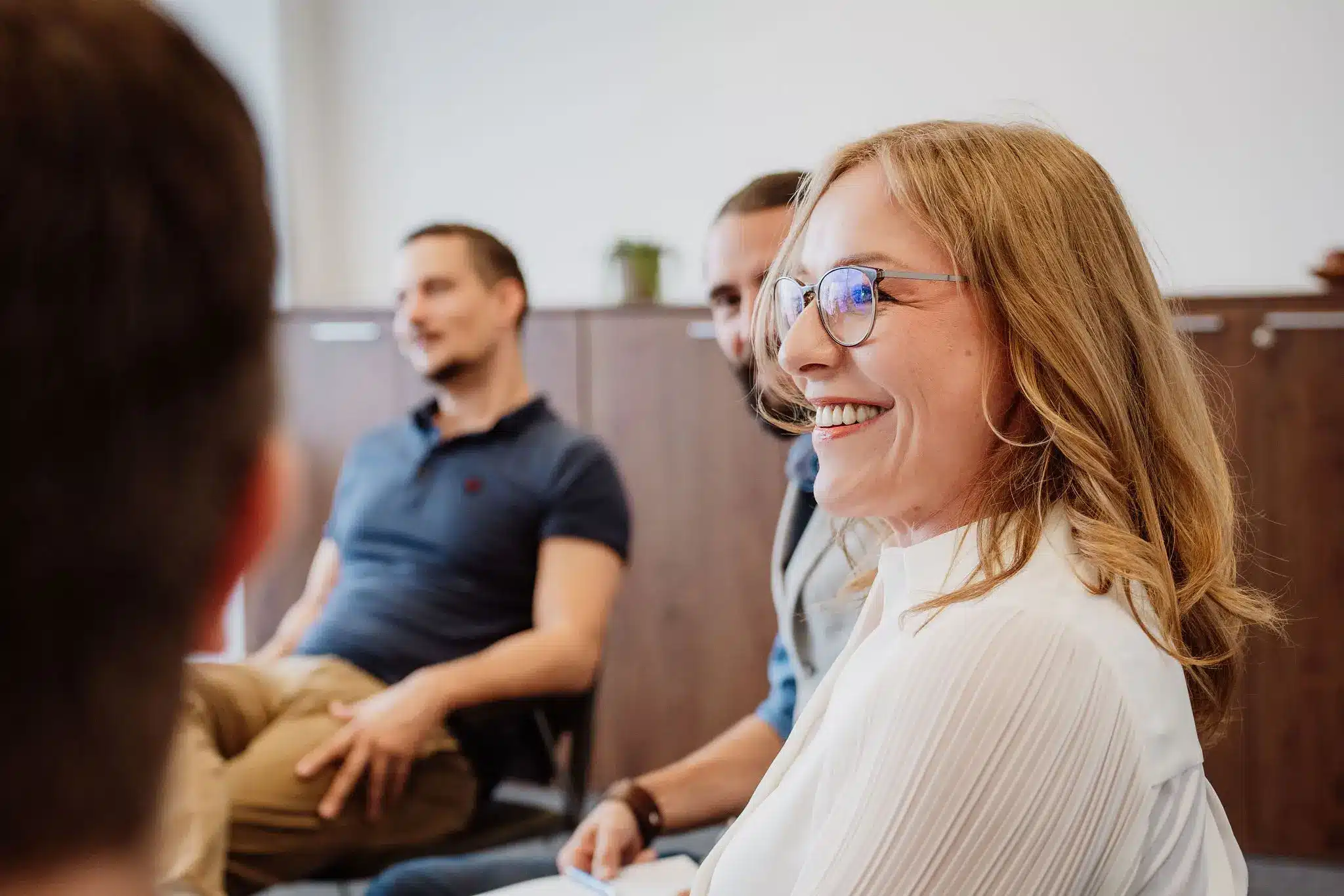 Teilnehmerinnen und Teilnehmer eines Teambuilding von York Ambros im gemeinsamen Austausch