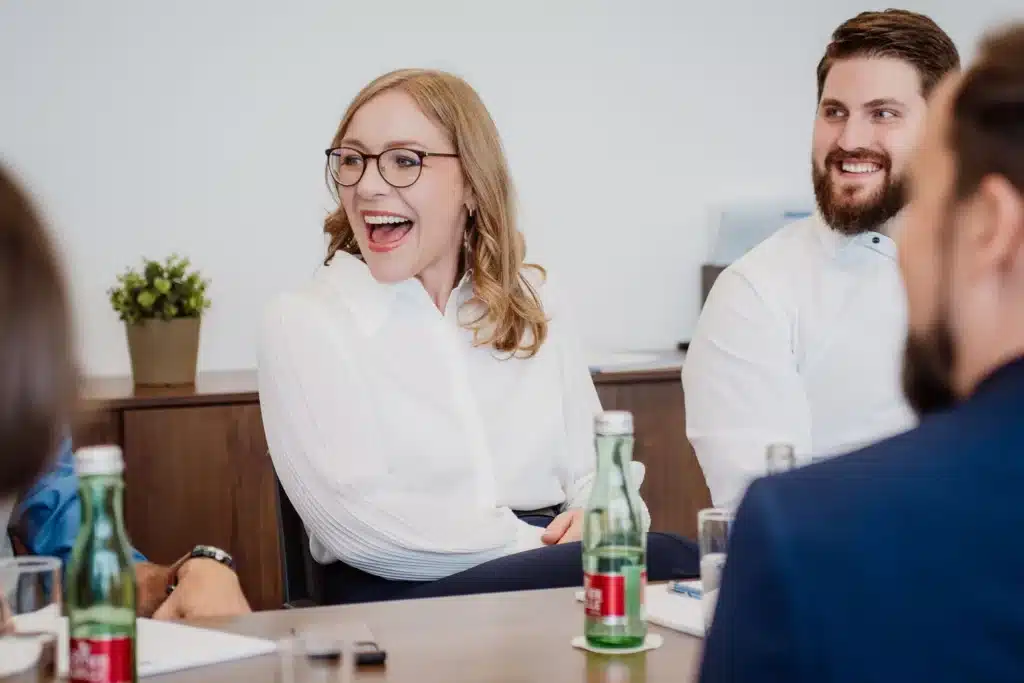 Teambuilding Wien – Team im gemeinsamen Gespräch beim Workshop mit York Ambros
