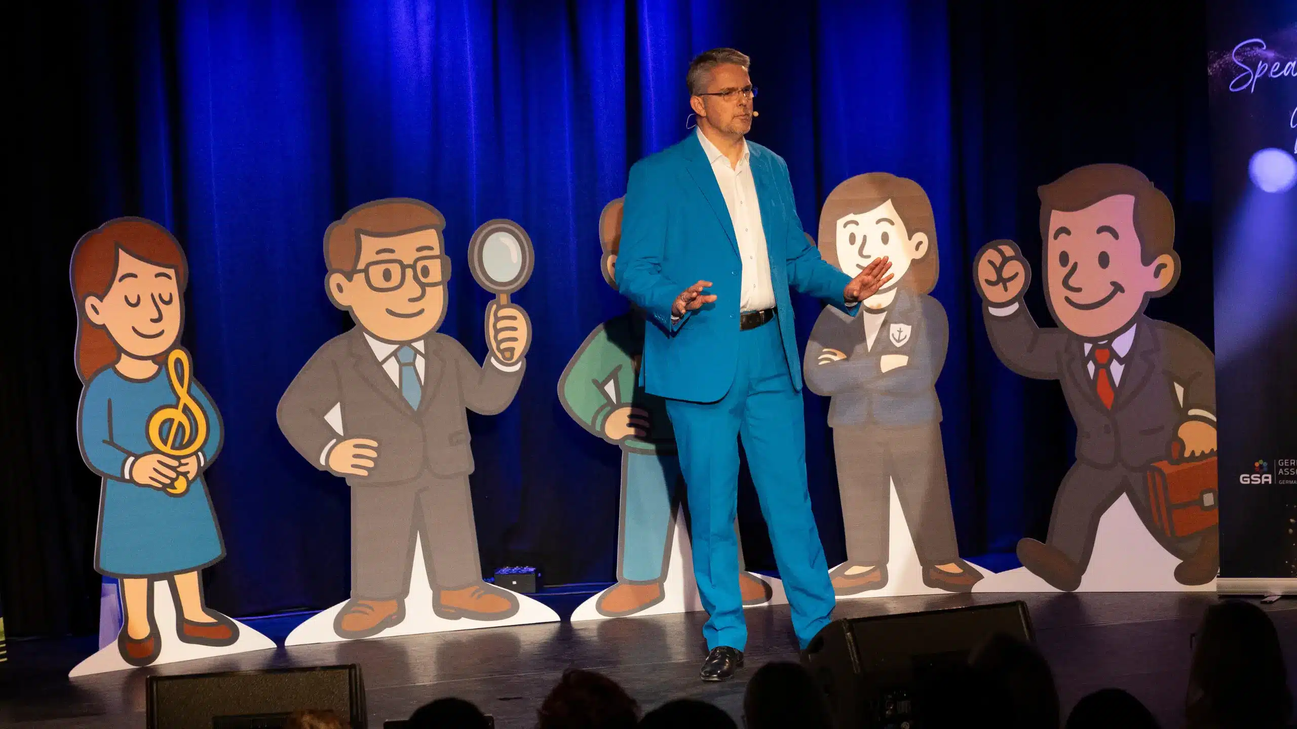 York Ambros mit den Papphelden auf der Bühne – Verhaltenspsychologie als Keynote